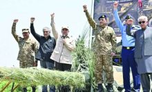 وزیرِ اعظم محمد شہباز شریف نے معرکہ حق کے دوران آپریشن بنیان مرصوص کی فرنٹ لائنز میں شامل پسرور چھاؤنی سیالکوٹ کا دورہ