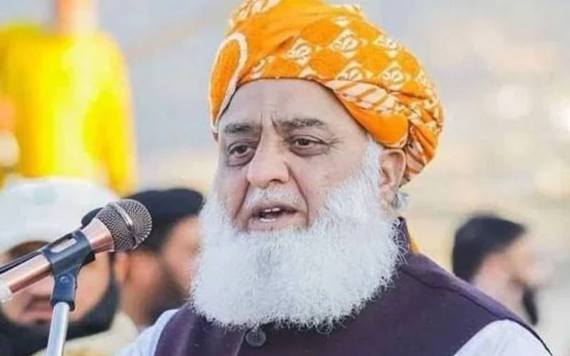 مولانا فضل الرحمان کا کہنا ہے یہ وقت ملک کے دفاعی اداروں کو مضبوط کرنے کا ہے اور ملکی وحدت کیلئے ہم ایک ہیں