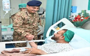 آرمی چیف جنرل سید عاصم منیر  نے سی ایم ایچ راولپنڈی کا دورہ کیا   معرکہ حق/آپریشن بنیان مرصوص میں زخمی اہلکاروں کی عیادت کی