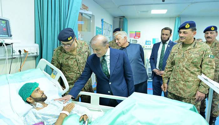 معرکہ حق یوم تشکر وزیر اعظم پاکستان کا آرمی چیف کے ہمراہ سی ایم ایچ راولپنڈی کا دورہ