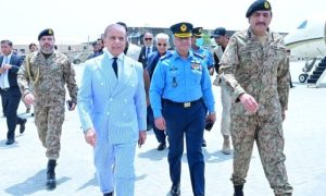 وزیراعظم شہباز شریف  پاک بحریہ کے کردار کو خراج تحسین پیش کرنے کراچی پہنچ گئے