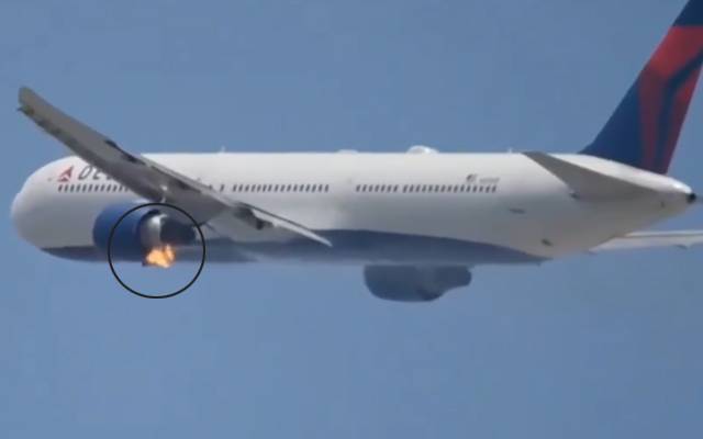 ڈیلٹا ایئرلائنز کے طیارے میں آگ بھڑک اٹھی ویڈیو وائرل