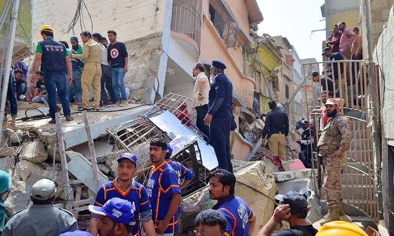 کراچی 3 منزلہ عمارت زمین بوس، کئی افراد ملبے تلے دب گئے