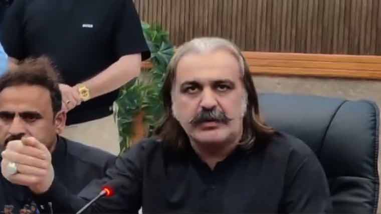 وزیر اعلیٰ خیبر پختونخوا علی امین گنڈاپور نے اپنی ایک ماہ کی تنخواہ سیلاب زدگان کی امداد کے لیے دینے کا فیصلہ