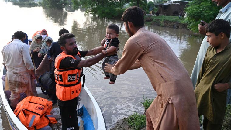 پنجاب میں سیلاب سے تباہی کئی بند ٹوٹنے سے بستیاں ڈوب گئیں ہزاروں افراد ریسکیو