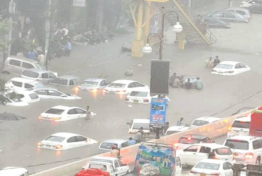 کراچی میں موسلادھار بارش سے مختلف علاقوں میں اربن فلڈنگ گھروں میں پانی داخل