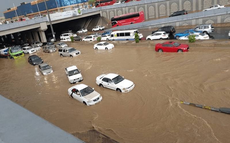 سعودی عرب کے جنوبی مغربی علاقے اسیر میں طوفانی بارشوں نے تباہی مچادی اچانک آنے والے سیلابی ریلے کئی گاڑیوں کو بہا لے گئے