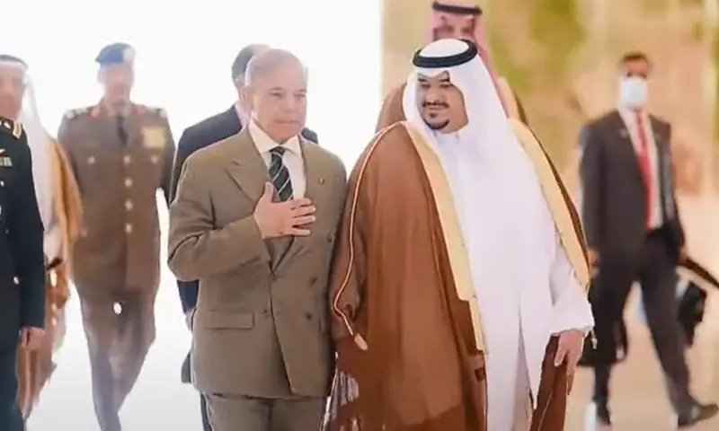 وزیراعظم شہباز شریف سرکاری دورے پر وفد کے ہمراہ سعودی عرب پہنچ گئے