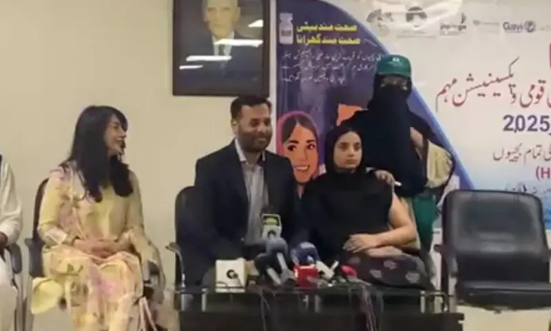 وفاقی وزیر صحت نے اپنی بیٹی کو سروائیکل کینسر سے بچاؤ کی ویکسین لگوا دی