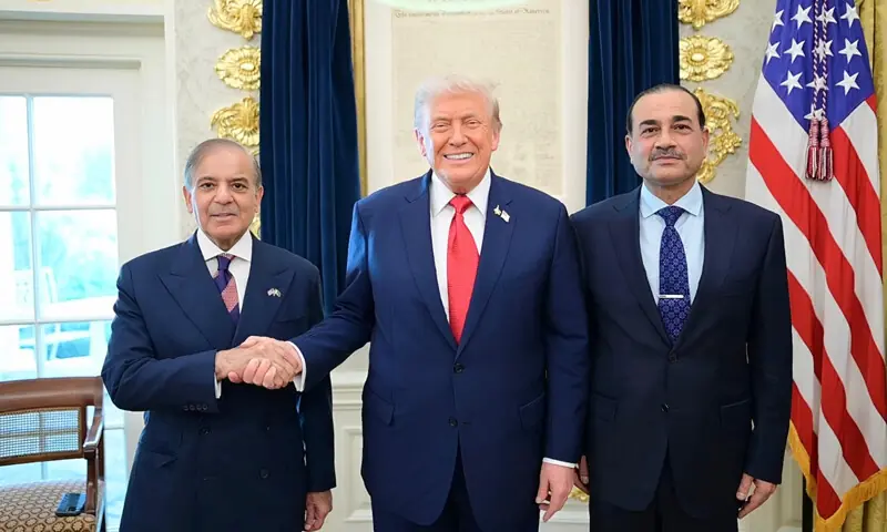 وزیراعظم شہباز شریف کی فیلڈ مارشل کے ساتھ وائٹ ہاؤس میں امریکی صدر سے ملاقات