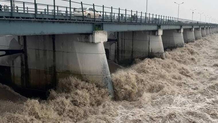 دریائے ستلج چناب راوی میں سیلابی صورتحال میں مزید اضافہ پنجاب میں ہائی الرٹ ریسکیوآپریشن تیز