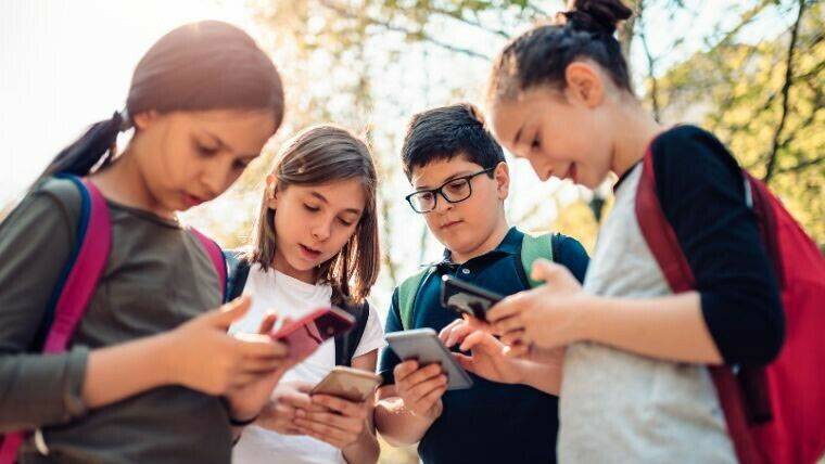 فرانس میں 15 سال سے کم عمر بچوں کے لیے سوشل میڈیا کے استعمال پر مکمل پابندی کی تجویز پیش کر دی گئی