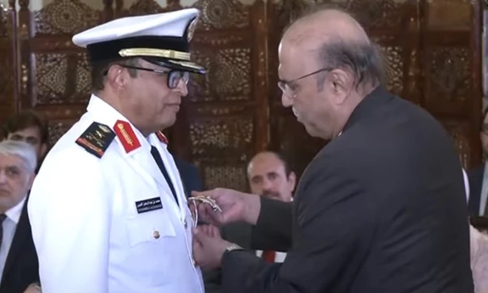 اماراتی بحریہ کے سربراہ کو صدر مملکت کی جانب سے نشانِ امتیاز سے نوازا گیا