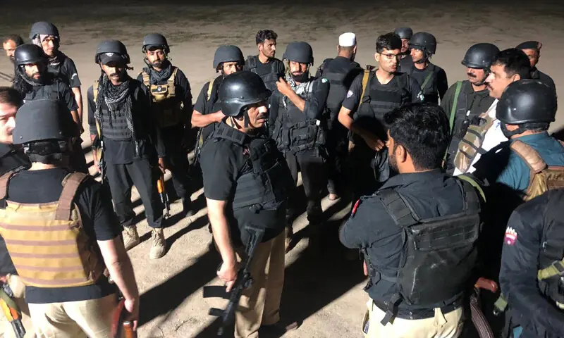 خیبرپختونخوا کے ضلع ڈیرہ اسماعیل خان میں دہشت گردوں کی فائرنگ سے 4 پولیس اہلکار شہید اور 11 زخمی ہوگئے