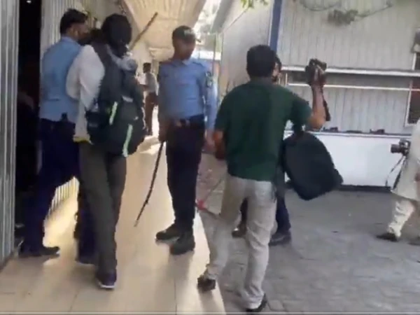 اسلام آباد پولیس نے پریس کلب پر دھاوا بول دیا کیفے ٹیریا میں توڑ پھوڑ
