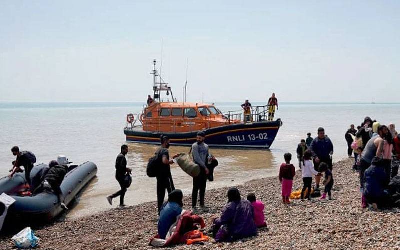 برطانیہ بھر سے 8 ہزار سے زائد غیر قانونی تارکین وطن کو حراست میں لے لیا گیا