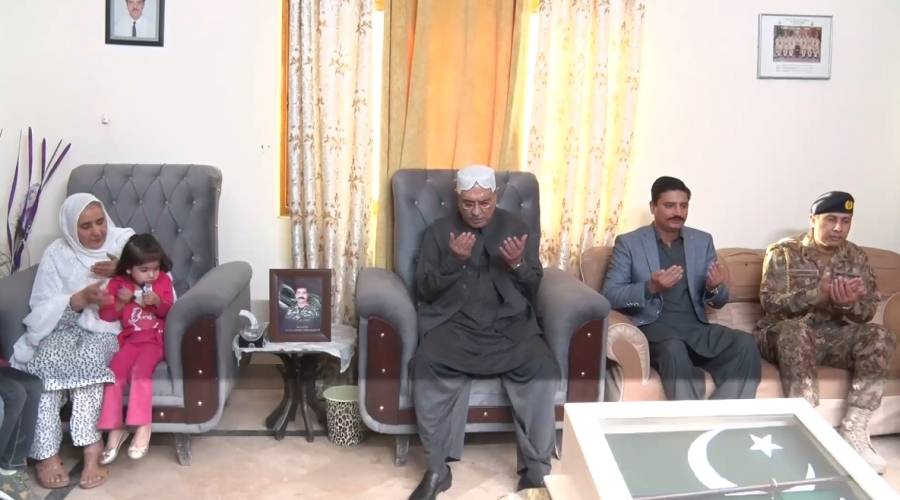 صدرِ مملکت آصف علی زرداری لیفٹیننٹ کرنل جنید شہید کے گھر پہنچ گئے صدرِ مملکت نے شہید کے اہلِ خانہ سے اظہارِ تعزیت کی