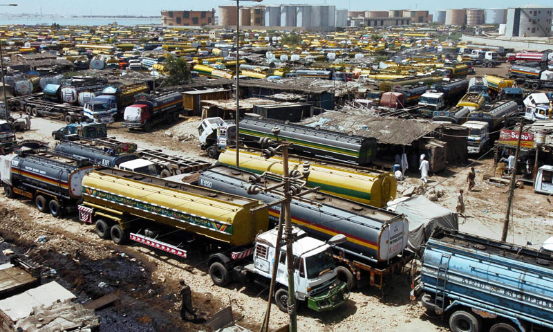 ٹیکس تنازعے پر پیٹرولیم کارگو پورٹ پر پھنس گئے پیٹرول کی قلت کا خطرہ بڑھ گیا