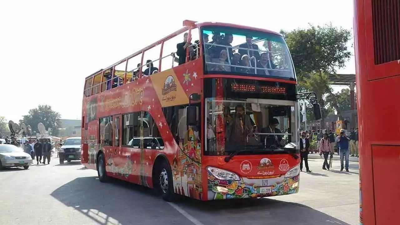 حکومت پنجاب نے سیاحت کے فروغ کے لیے لاہور سے شیخوپورہ کے لیے دو ڈبل ڈیکر بسوں کی سروس کا آغاز کر دیا
