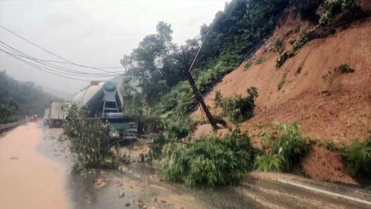 یتنام کے وسطی علاقوں میں موسلا دھار بارشوں اور شدید سیلاب کی تباہ کاریاں جاری سیلاب سے ہلاکتوں کی تعداد 43 ہوگئی