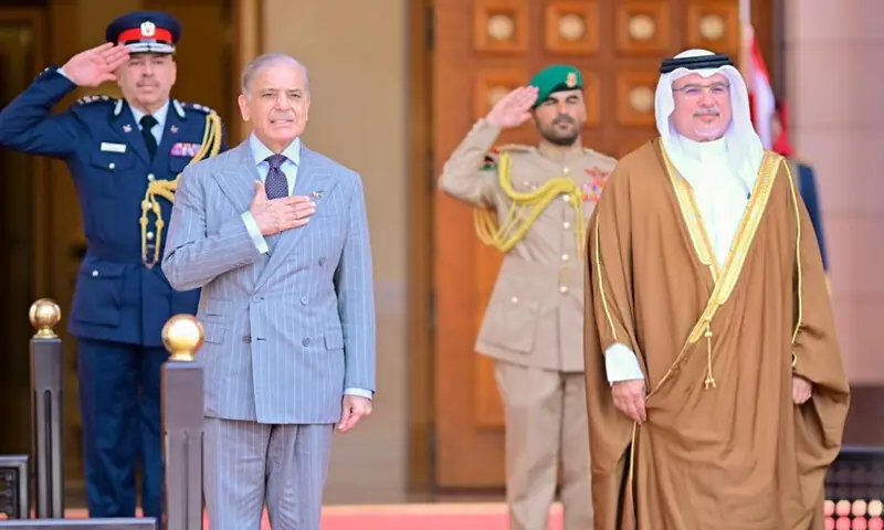 وزیراعظم 2 روزہ دورے پر بحرین پہنچ گئے قصر القضیبیہ آمد پر گارڈ آف آنر پیش کیا گیا