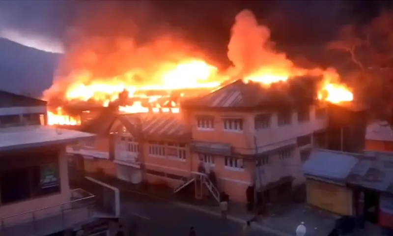 کاغان کے بازار میں آتشزدگی کے نتیجے میں 50 کمروں پر مشتمل ہوٹل جل کر تباہ