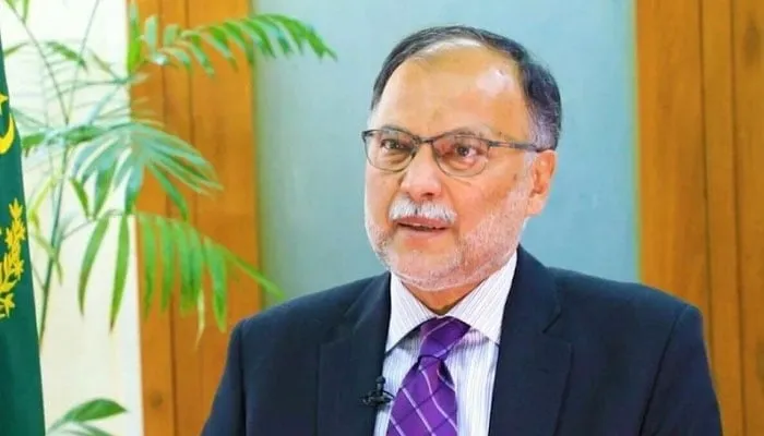 وفاقی وزیر احسن اقبال نے کہا ہے کہ 27 ویں آئینی ترمیم کیلئے اتفاق رائے ہو چکا ، صوبائی خود مختاری ختم کرنیکاکوئی ارادہ نہیں