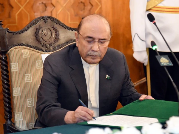 صدر مملکت آصف علی زرداری نے 27 ویں آئینی ترمیم کے بل پر دستخط کردیے
