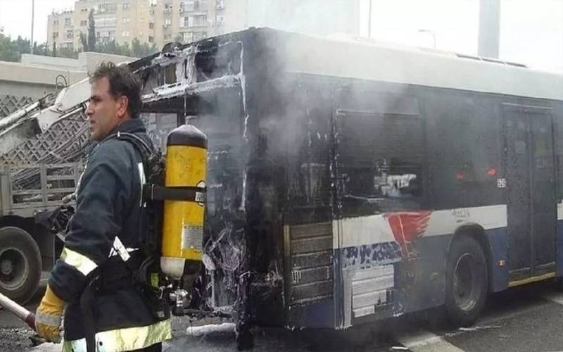 سعودی عرب کے شہر مدینہ کے قریب ایک بس اور ڈیزل ٹینکر کے تصادم کے نتیجے میں کم از کم 42 افراد جاں بحق ہوگئے