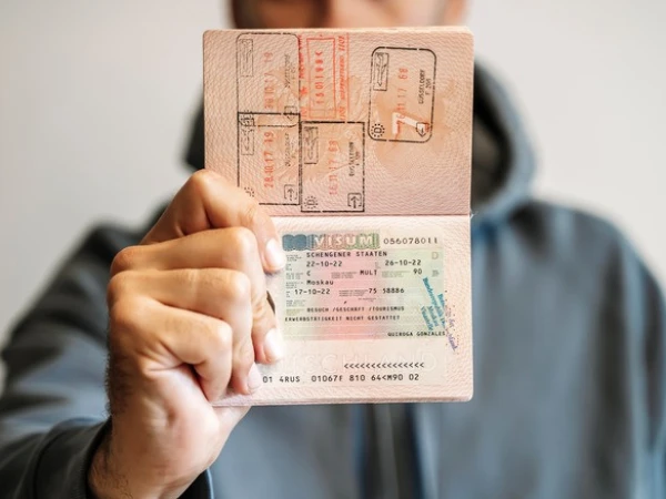 ایف آئی اے امیگریشن کی کراچی ائرپورٹ پر کارروائی میں جعلی دستاویزات پر ویزا حاصل کرنے والے مسافر کو آف لوڈ کر دیا گیا