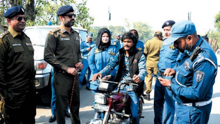 ایک روز میں 64 ہزار چالان 28 ہزار ہیلمٹ نہ پہننے پر کیے