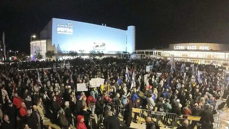 تل ابیب میں سیکڑوں افراد کا نیتن یاہو کے خلاف احتجاجی مظاہرہ