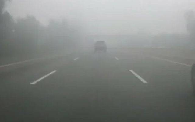 پنجاب کے مختلف شہروں میں دھند کا راج موٹروے بند