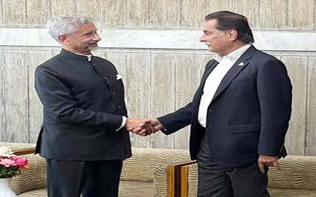 اسپیکر قومی اسمبلی اور بھارتی وزیرِ خارجہ کا ڈھاکہ میں مصافحہ مسکراہٹوں کا تبادلہ