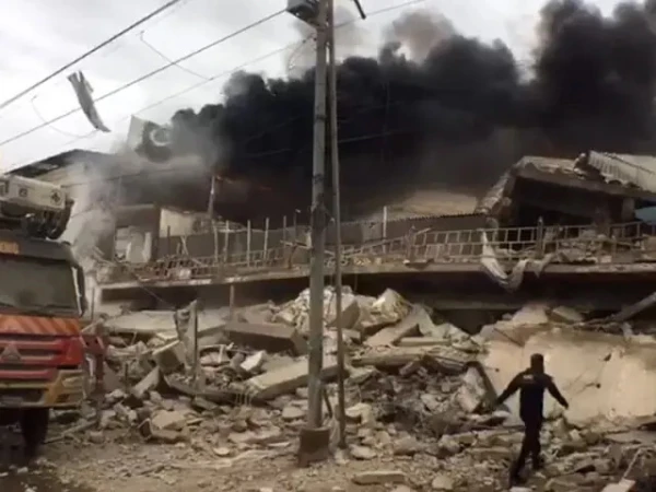 کراچی کے علاقے لانڈھی میں واقع ایک گارمنٹ فیکٹری میں آتشزدگی کے باعث عمارت گر گئی