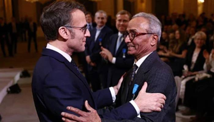 پاکستانی اخبار فروش علی اکبر کو فرانس کا اعلیٰ سول اعزاز مل گیا