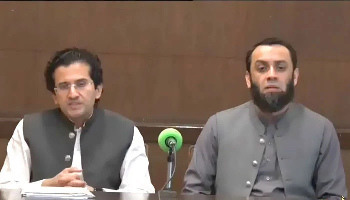 اس ہفتے پیٹرول کی قیمت میں 150 اور ڈیزل میں 250 روپے اضافہ روکا گیا عطا تارڑ