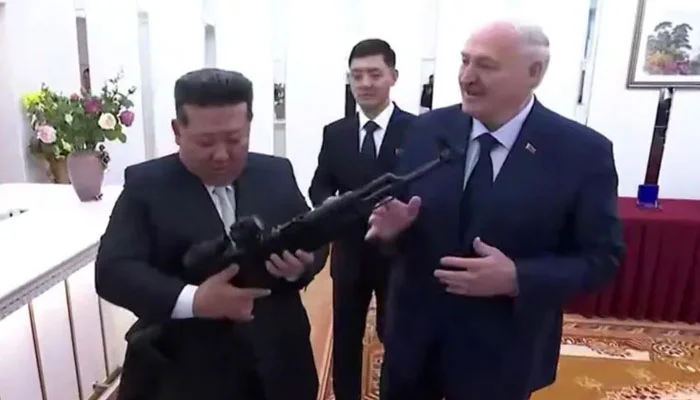 بیلاروس کے صدر کا دورہ شمالی کوریا کم جونگ اُن کو رائفل کا تحفہ پیش کیا