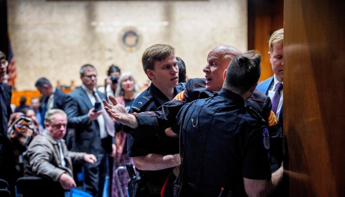 ایران پر امریکی حملے کیخلاف احتجاج پر سابق امریکی فوجی کو ہال سے باہر نکال دیا گیا