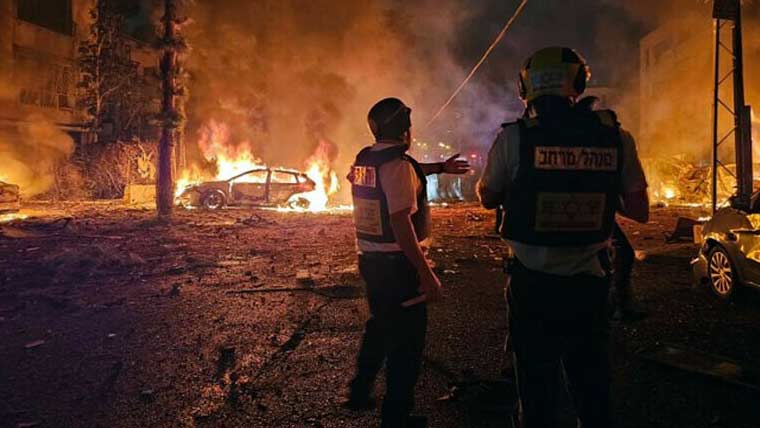 ایرانی میزائلوں نے اسرائیل میں تباہی مچادی کئی عمارتیں گاڑیاں تباہ درجنوں افراد زخمی