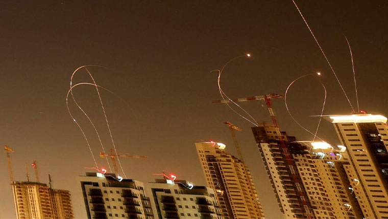 اسرائیل کا حملے جاری رکھنے کا اعلان ایران نے جواب میں ملٹی وار ہیڈ میزائل داغ دیے