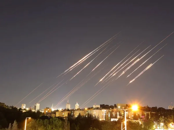 ایرانی پاسداران انقلاب نے کلسٹر بموں سے لیس خیبر شکن میزائلوں سے تل ابیب پر حملہ کردیا