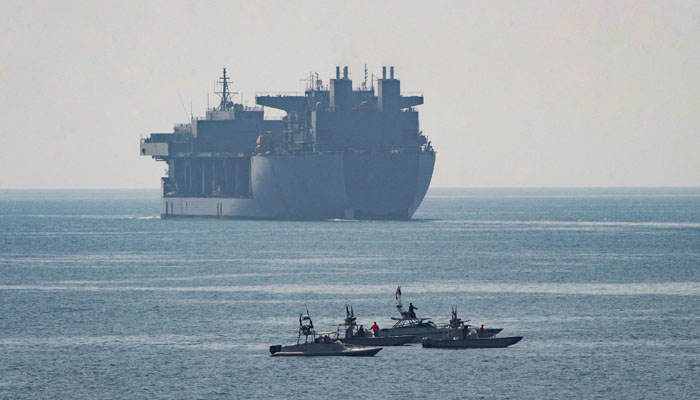 امریکی ناکہ بندی کے باوجود 24 گھنٹوں میں 20 سے زائد جہاز آبنائے ہرمز سےگزرے رپورٹ