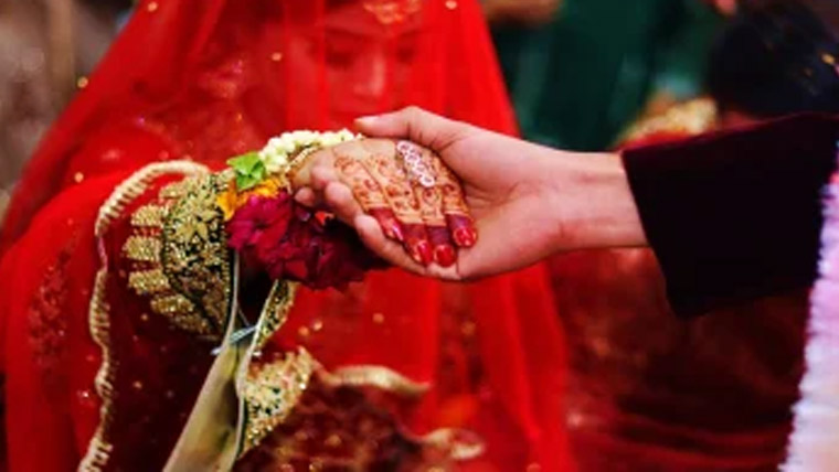 چین میں ایک 55 سال خاتون نے نوجوان کو 2 ارب بطور تحفہ دے کر شادی کر لی