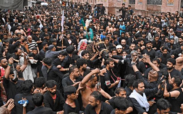 نواسہ رسولؐ اور شہدائے کربلا کی عظیم قربانی کا دن یوم عاشور آج عقیدت و احترام سے منایا جا رہا ہے