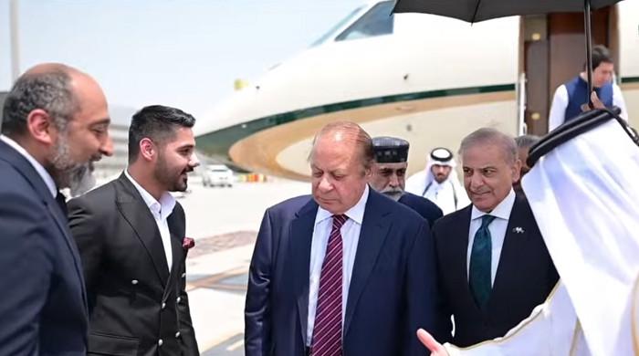 وزیراعظم شہباز شریف ایک روزہ دورے پر قطر پہنچ گئے نواز شریف بھی ہمراہ
