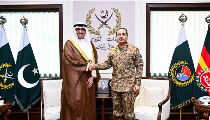 کویتی وزیر دفاع کی قیادت میں اعلیٰ سطح کے دفاعی وفد کی فیلڈ مارشل سید عاصم منیر سے ملاقات