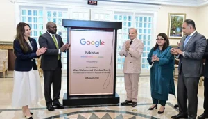 وزیراعظم شہباز شریف اور گوگل کے اعلیٰ حکام نے دفتر کی افتتاحی تختی کی نقاب کشائی کی