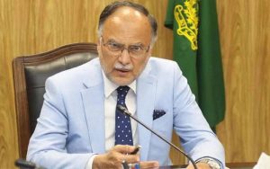 گڈز ٹرانسپورٹرز ہڑتال ختم کر کے مذاکرات کا راستہ اپنائیں احسن اقبال