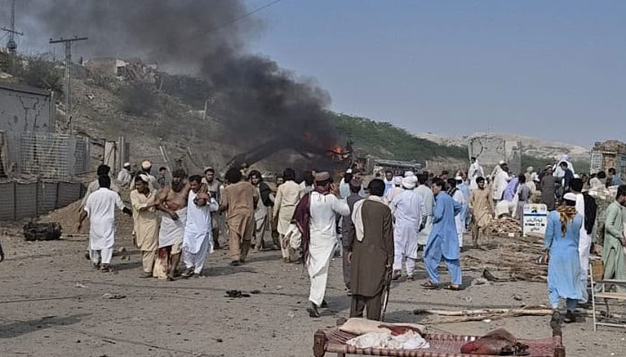 ڈیرہ اسماعیل خان میں مبینہ خودکش دھماکا 2 سال کے بچے اور 2 خواتین سمیت 11 افراد شہید